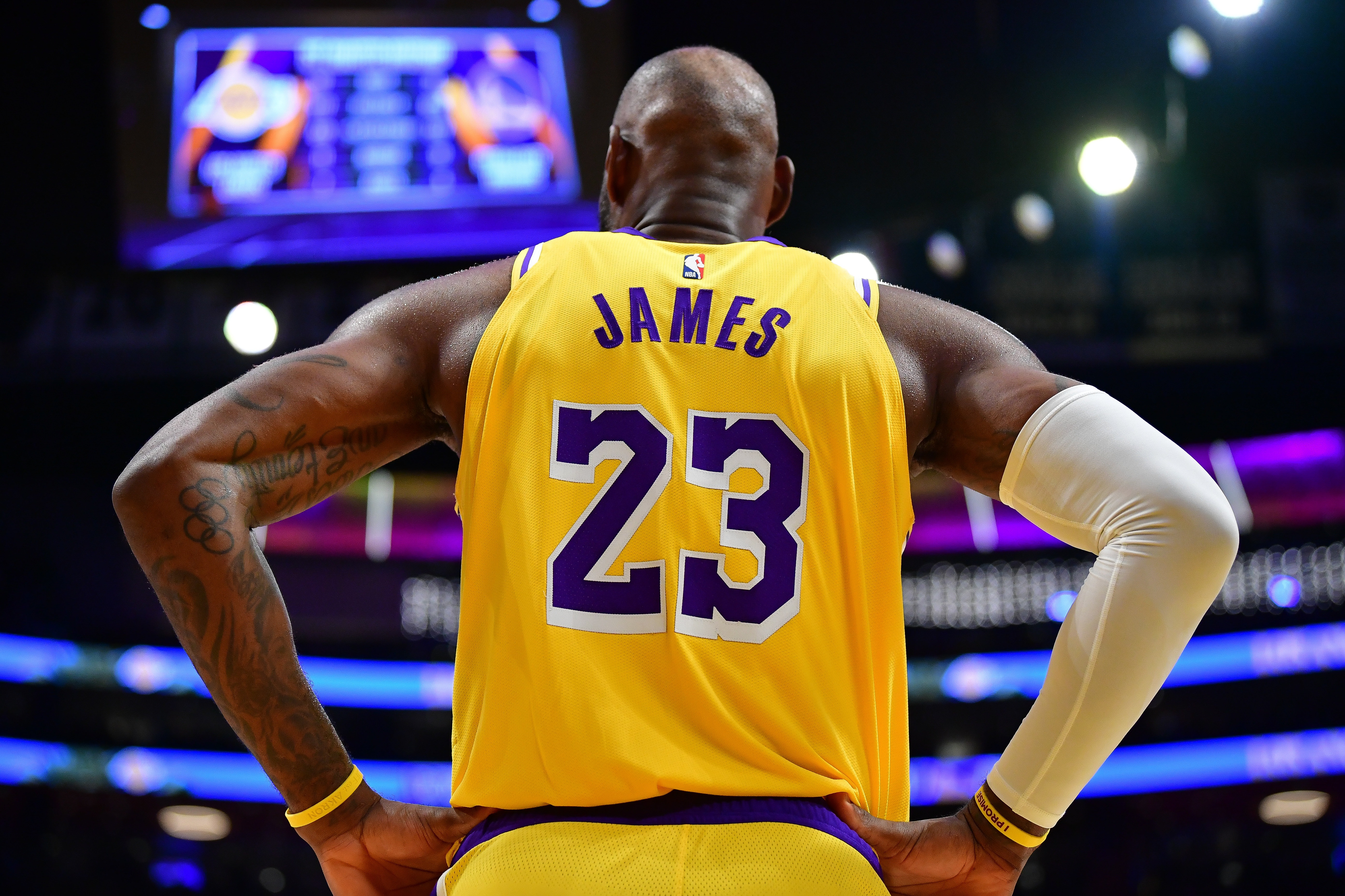 海洋之神·hy590-此前换队均在休赛期！湖记：詹姆斯清楚赛季中做出决定很愚蠢